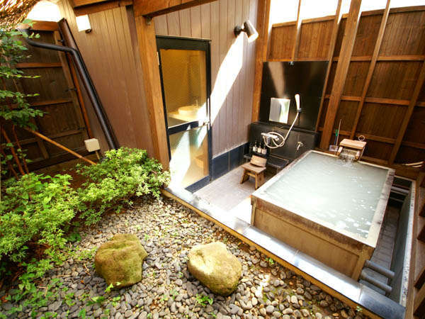 貸切露天風呂：専用の中庭を有し、プライベート感にこだわった作りとなっております。