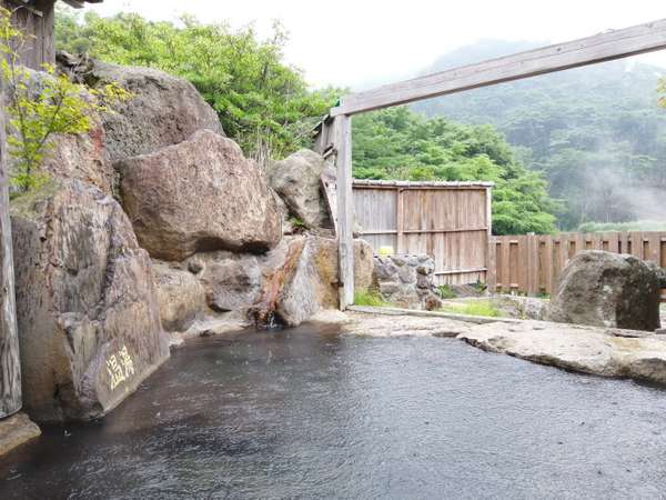 【大浴場　男湯　露天風呂】静かな深山にある「薬草の森」に自然湧出する温泉♪