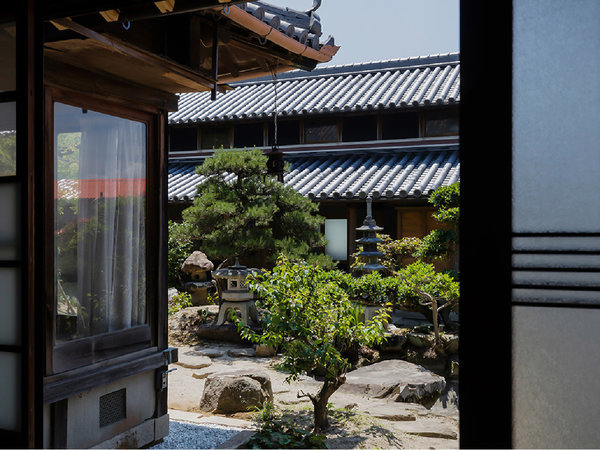 ・【中庭】中庭の日本庭園を眺める贅沢な時間