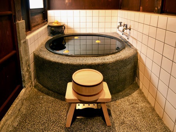 お風呂は檜風呂もしくは五右衛門風呂で。どこか懐かしいお風呂は旅の疲れを洗い流してくれます。