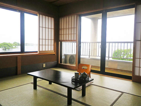 （和室一例）お部屋からは琵琶湖や竹生島が一望できます♪
