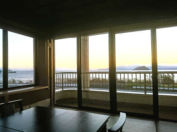 お部屋からはびわ湖が目の前に、パワースポット竹生島が眺められます。