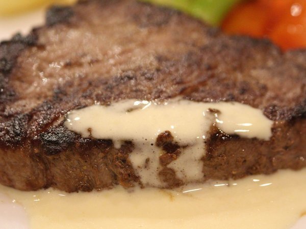 安比でペンションを開業して35年連続定番メインディッシュ。牛ヒレのステーキ。