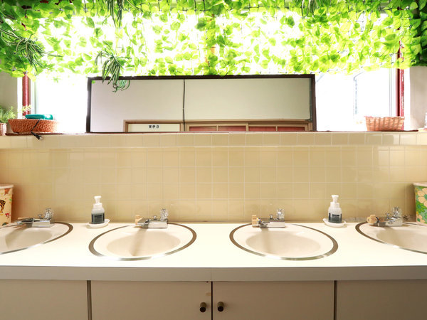 【２階共用洗面所】明るい自然光が入る気持ちの良い空間を心がけています。