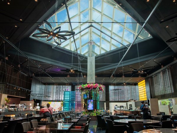 LUXE DINING HAPUNA（メインタワー1Ｆ）天井高約9m、広々とした空間でゆったりと朝食を♪