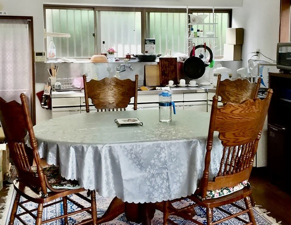 ダイニングキッチンには6人が十分座れる大きな丸テーブル。桃源郷を拠点にゴルフ会/伊勢神社参拝が如何？
