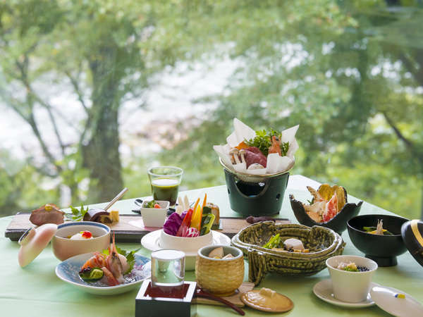 お食事はガラス張りの食堂で。四季の移り変わりを楽しみください。