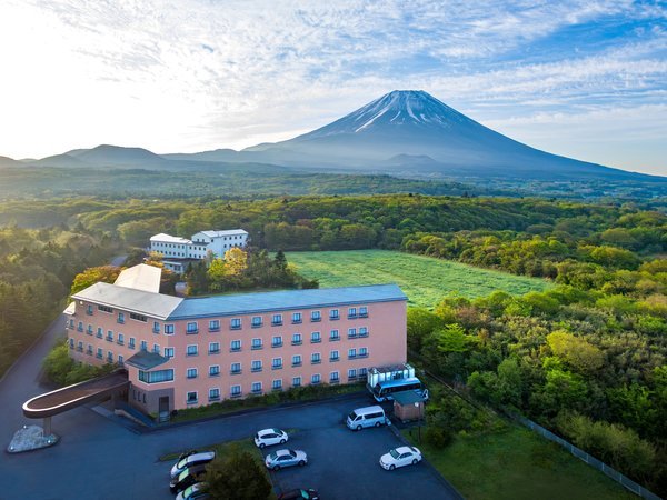 富士山が見守る静寂の中にたたずむ当ホテル