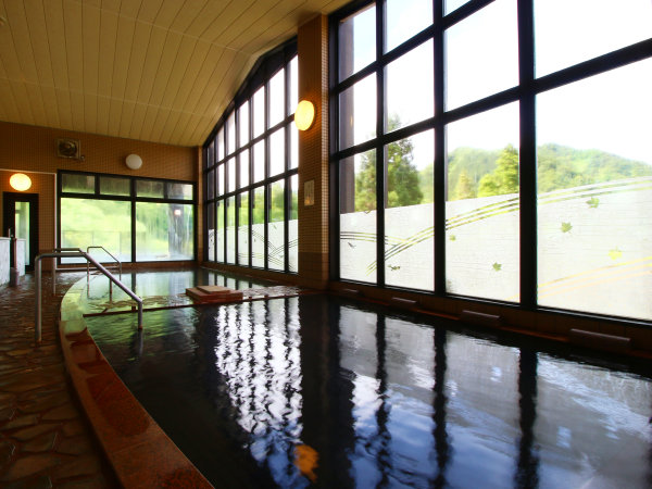 #温泉・内湯　大きな窓と広々お風呂でのんびりとかけ流しの天然温泉をお楽しみください。