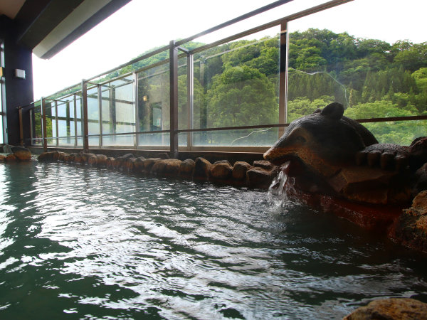 #温泉・露天風呂　体を癒やす源泉かけ流しの湯。自然の景色で日々の喧騒を忘れるひととき。