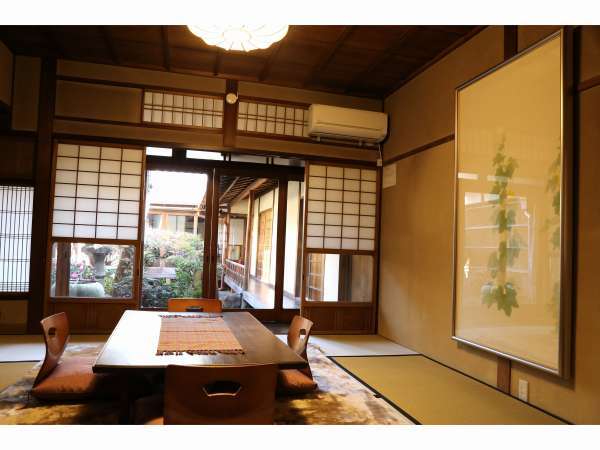 奥座敷に飾られた日本画は吉田真理子作の「冬瓜」。装飾品もこだわりがございます。