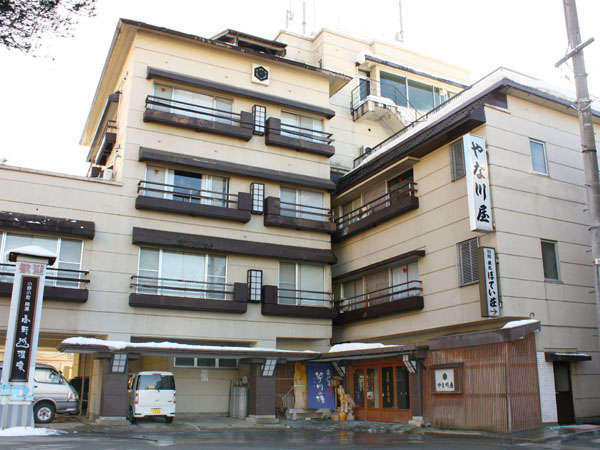 小野川温泉メインストリートのちょうど真ん中に位置する４階建。展望露天風呂からは温泉街を見下ろせます♪