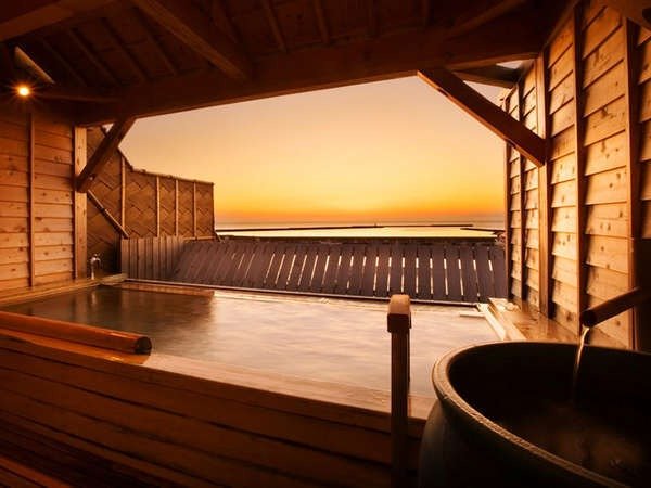 【露天檜風呂】露天檜風呂からは、天気が良いと美しい夕焼けを眺めることができます！