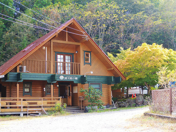 【外観】新緑の美しい木々に囲まれて建つコテージ