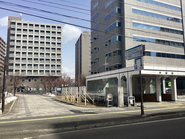 地下鉄学園前駅の2番出口から徒歩1分です