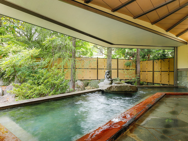 【飛天の湯】夏は窓を開けて半露天として、寒い時期は内湯として。