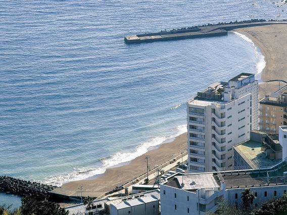 海沿いに立つ当館