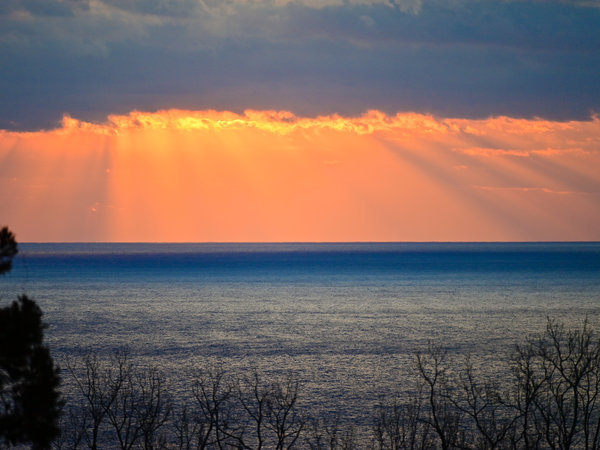 客室タイプにより、海が遠望出来る客室もございます。※写真は和洋室からの朝焼け。