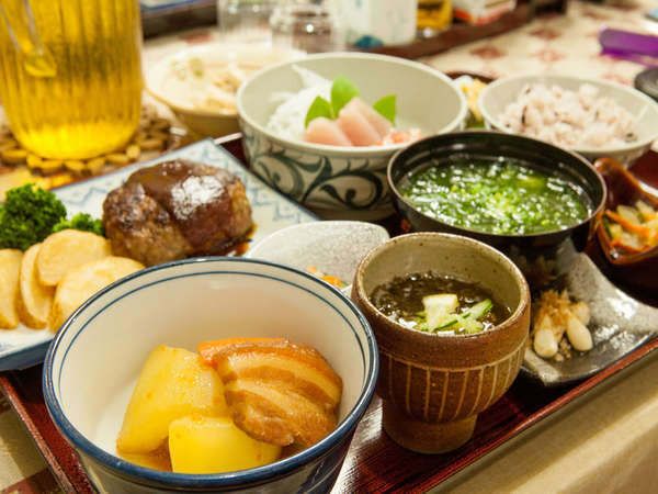 【夕食一例】パパイヤの煮物、もずく、石垣牛のハンバーグなど。おじい・おばあの手作りでボリューム満点！