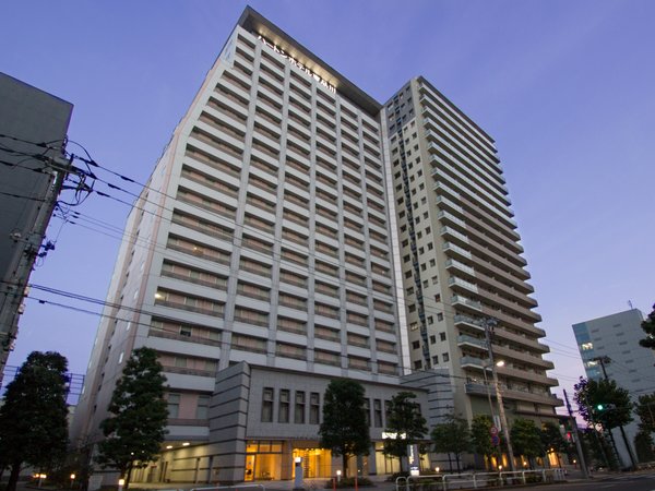 ホテル外観[夜]：お台場へ2駅、舞浜も約18分。渋谷、新宿、ビッグサイト、羽田も乗換え無し♪
