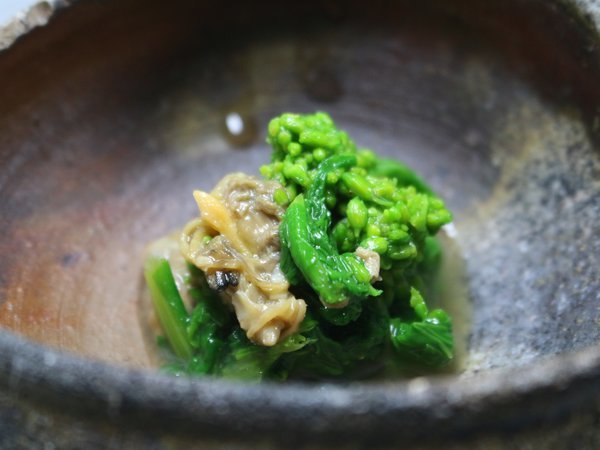 夕食のコースの一部　和食　菜花とアサリの辛子和え