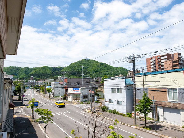 ・【眺望】2階のお部屋からは函館山の景色をお楽しみいただけます。