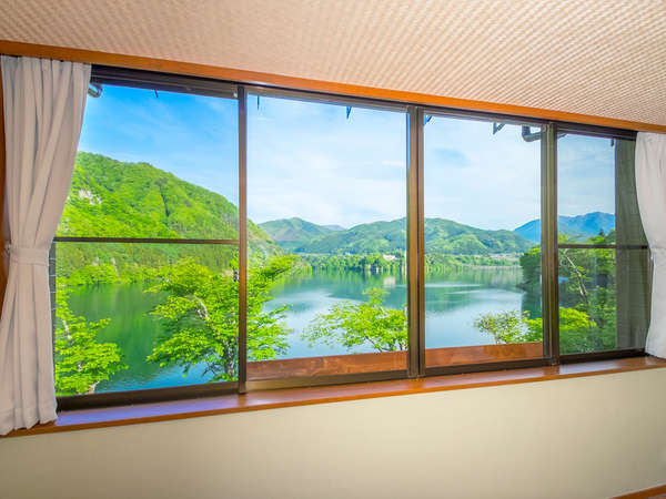 客室窓から赤谷湖を臨む