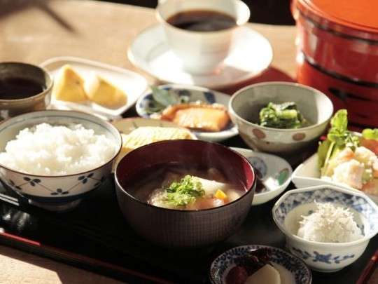 ご飯はおひつで提供させていただきます。ご飯が美味しいと評判です。