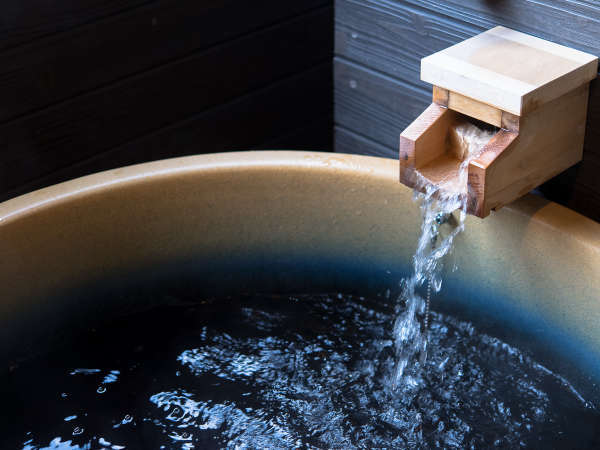 【客室露天風呂】源泉かけ流しの天然温泉をお部屋で存分にお楽しみいただけます。