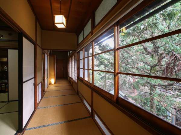 【琥珀】木曽川を望む、総檜造りの特別室。入口より望む中庭。