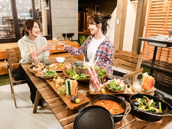 ・【夕食】色鮮やかで多彩な料理をほおばりながら、みんなでワイワイお楽しみください