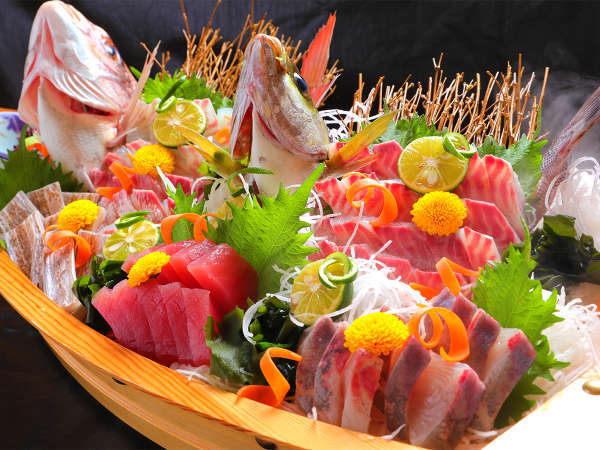 新鮮さに自信！“ピチピチ鮮魚”を舟盛りで贅沢に！※写真は5人前の為、人数により差がございます