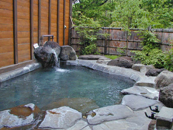 *露天風呂（夏）／開放的な露天風呂で天然温泉をお楽しみください。