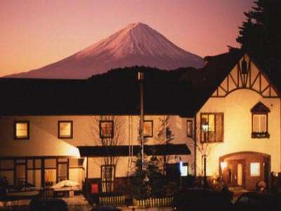 夕暮れの富士と当館