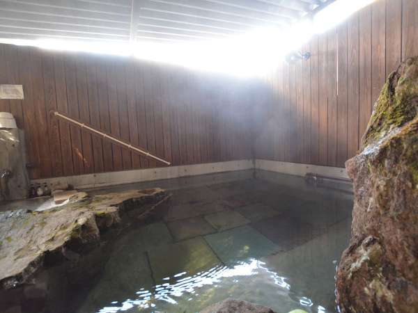 貸切温泉は趣の違う露天風呂も。６４度の源泉を季節によって調整。美肌効果が期待できるｐｈ値８．５！