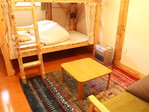 ・とうきびの部屋　14平米に2段ベッドとソファを配したコンパクトで落ち着いた雰囲気のお部屋です