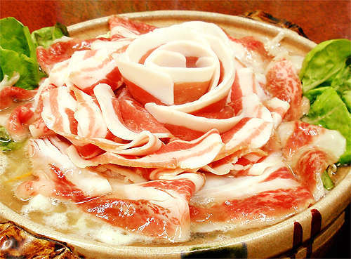 ヘルシーな牡丹鍋は、国産のイノブタを使用。特製のスープであっさりいただけます。