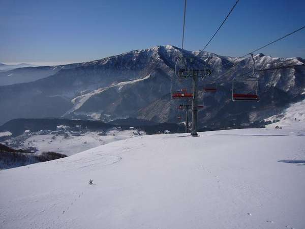 ハチ高原は、標高も高く絶景でのスキーでリピーターのお客様が多いです。