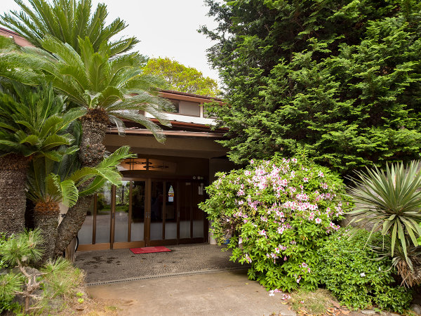 *【外観】利根川沿いに佇む旅館。ごゆっくりお寛ぎ下さい。