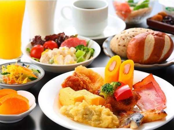 ご朝食は和洋食取り揃えた日替わりメニュー。５０種類ほどの内容からバイキング形式で。