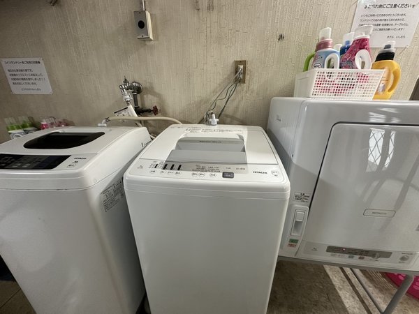 洗濯機２台、乾燥機１台無料の洗剤ございます。