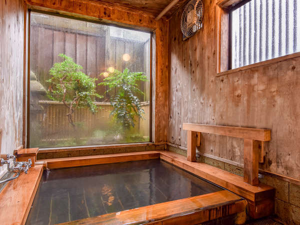 *温泉(女湯)／小ぶりな浴槽は、加水加温をせず新鮮そのものの温泉を楽しんでいただくため