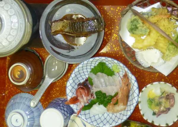 夕食です。その日取れた新鮮なお魚をお召し上がり頂けます。