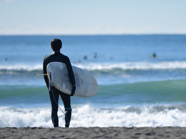 国内でサーフィンをやるなら御前崎へと言われるほど、サーファーなら誰もが一度は訪れたい聖地です