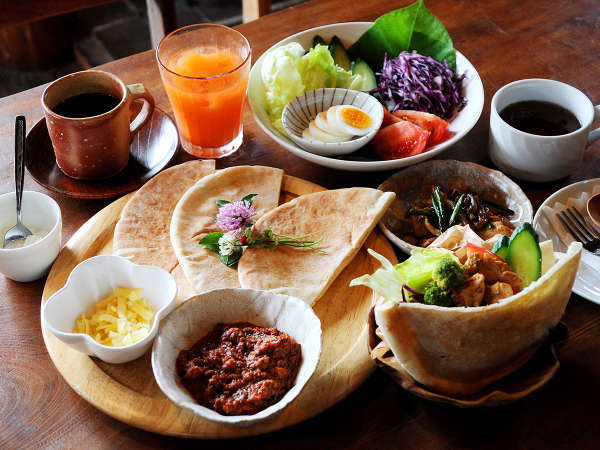 【食事】朝食一例。季節の野菜、自家製調味料、信州の味覚をピタパンにはさんで♪