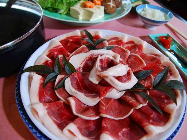 【ぼたん鍋】丹波名物◎新鮮な猪肉の脂身甘く当館特製の味噌だしとの相性はバツグンです♪