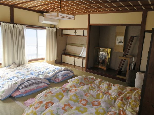 ２階の１０畳の和室です。お布団は６枚敷くことも可能です。