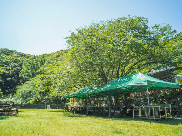 お天気が良ければ広場でバーベキューもお楽しみいただけます。