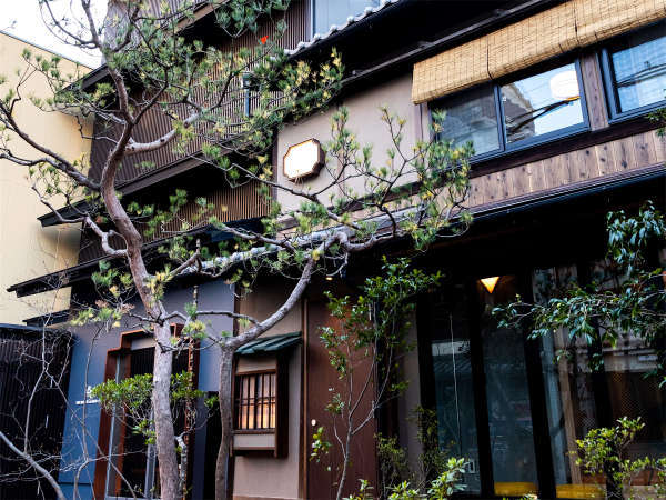 京都一の繁華街「四条」すぐ。伝統的な和室、和モダンな洋室を備えたデザイナーズ町家ホテル。