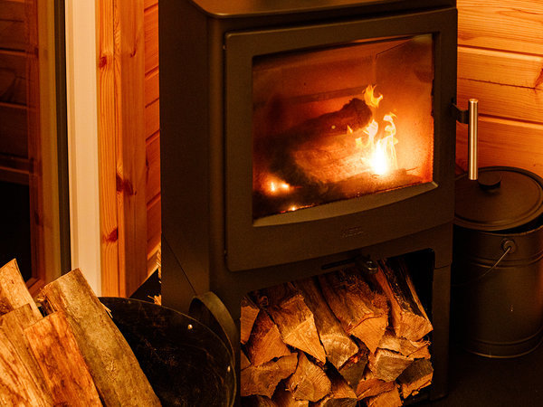・【A~D棟／暖炉】ゆらゆらと揺らめく火を眺めてリラックス。本格的な薪の暖炉です